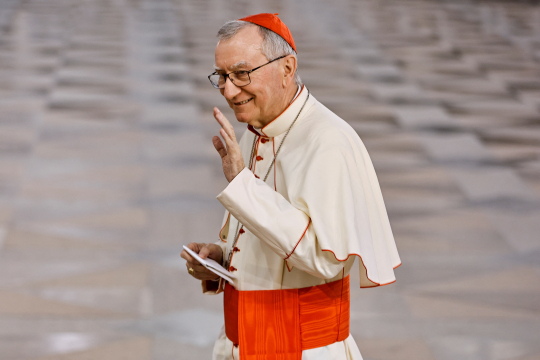 Kardinal Parolin på reise i i Bahrain i 2022. Han vinker til kamera. 