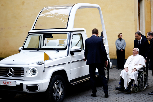 Pave Frans besiktiger sin nye elpavemobil.