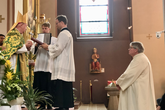 Sigurd Hareide diakonvies av biskom Bernt Eidsvig i St. Olav domkirke 21. august 2022. Sønnen Ludvig ministrerer ved hans side. P. Torbjørn Holt til høyre i bildet.