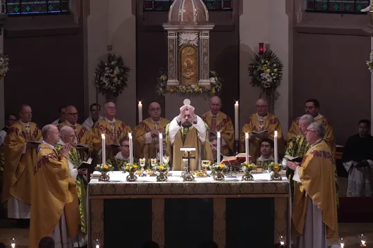 Biskop Fredrik Hansen løfter hostien over alteret under en messe i St. Olav domkirke