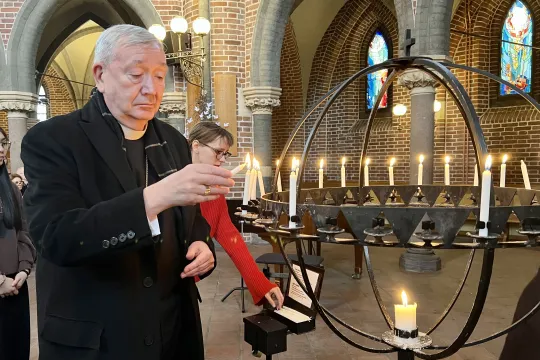 Biskop Bernt Eidsvig tenner lys for Ukraina i Trefoldighetskirken 24. februar 2023.