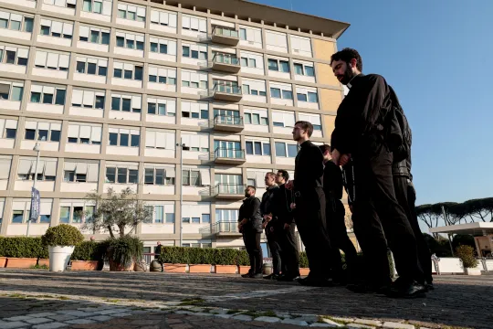En gruppe prester ber utenfor Gemelli-sykehuset i Roma