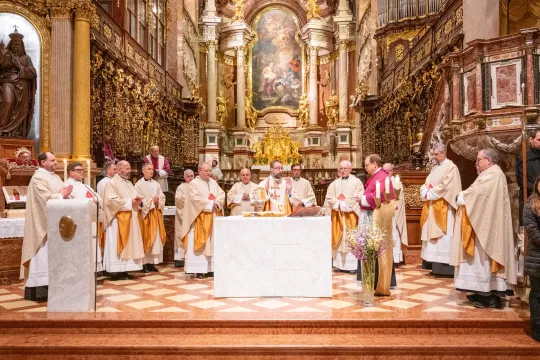 Biskop Fredrik Hansen feirer messe i Klosterneuburg i Østerrike