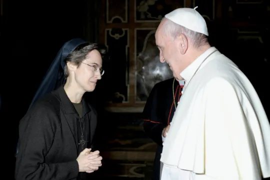 Sr. Raffaella Petrini hilser på pave Frans