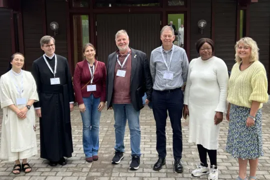 Syv mennesker, styremedlemmer i Caritas Norge, utenfor kapellet på Mariaholm