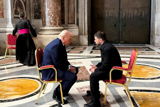 Volodymyr Zelenskiy og USAs president Donald Trump i samtale før pave Frans' begravelse.  