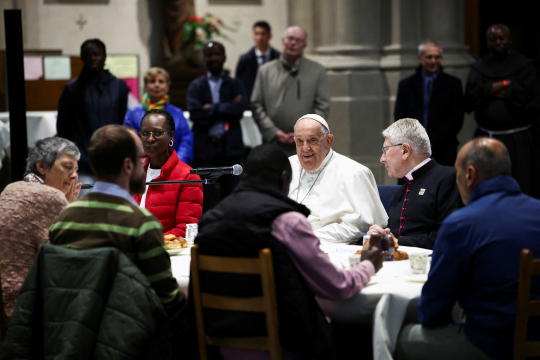Pave Frans spiser frokost med hjemløse i Saint-Gilles Church i Brussel, September 28, 2024.