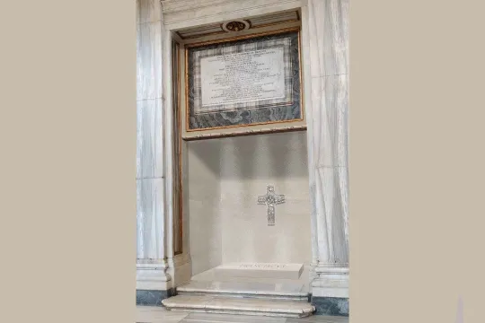 Pave Frans' enkle grav i basilikaen Santa Maria Maggiore