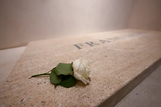 En hvit rose ligger på pave Frans' grav