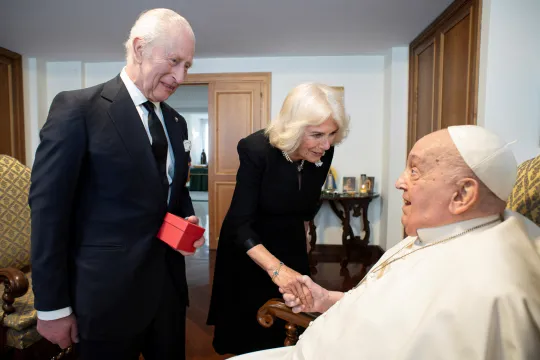 Pave Frans hilser på kong Charles III og dronning Camilla