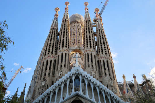Fronten og de høye tårnene på Sagrada Familia-basilikaen