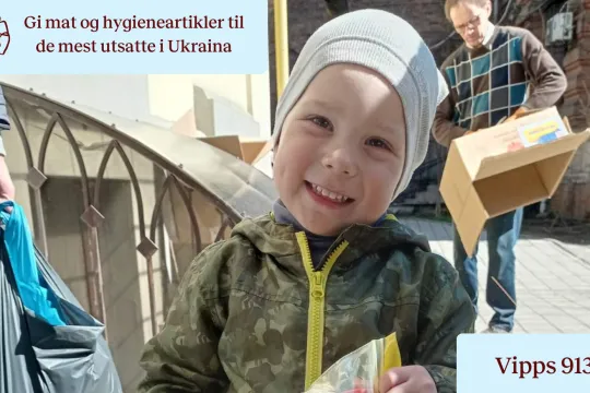 Bilde av ukrainsk gutt som ber om klær.