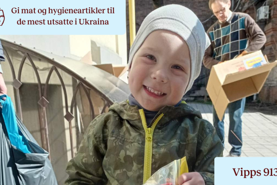 Bilde av ukrainsk gutt som ber om klær. 