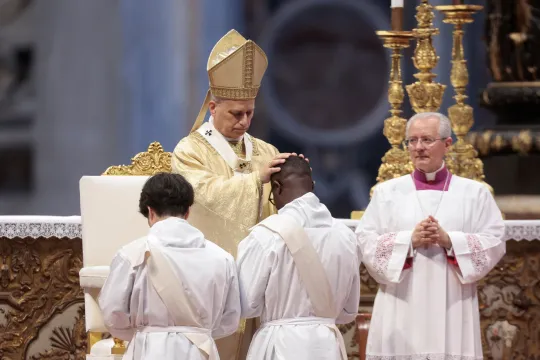 Pave Leo XIV ordinerer prester under en messe i Peterskirken