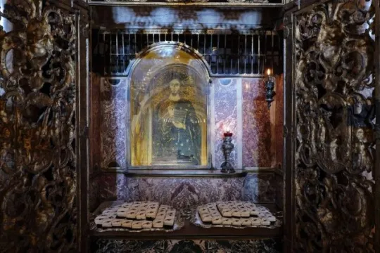 Palliene ved Peters grav. FOTO: Vatican Media