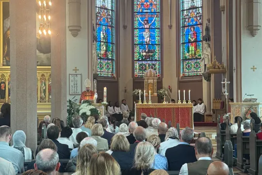 Biskop Fredrik Hansen holder preken under en messe i St. Olav domkirke i Oslo