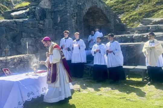 Biskop Fredrik Hansen feirer sin første seljumannamesse på Selja 8. juli 2025. 