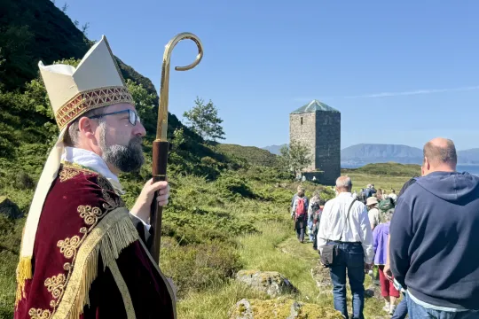 Biskop Fredrik på Selja 2025. Klokketårnet i bakgrunnen. 
