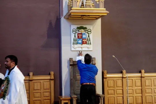 Biskop Fredrik Hansens våpenskjold henges opp i St. Olav domkirke