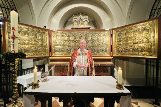 Biskop Bernt Eidsvig foran Verdun-alteret i Klosterneuburg. 