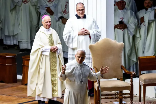 Pave Leo XIV og erkebiskop Rino Fisichella på Petersplassen