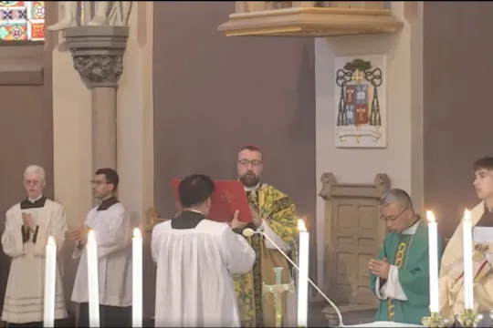 Biskop Fredrik Hansen holder preken under en messe i St. Olav domkirke i Oslo