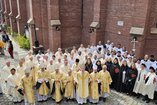 Gruppebilde med biskop Bernt Eidsvig, biskoper, prester og andre utenfor St. Olav domkirke