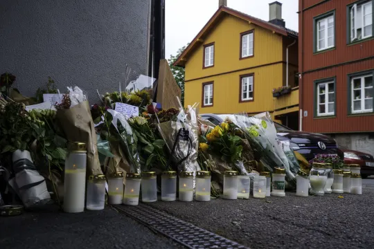 Tente lys og blomster utenfor huset på Kampen 