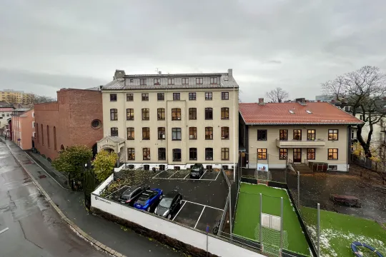 St. Sunniva skole med St. Joseph kirke til venstre