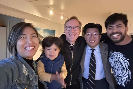 P. Pål Bratbak, André Nguyen og medlemmer av St. Svithun menighet