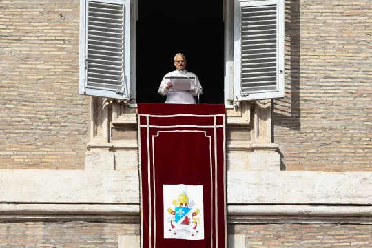 Pave Leo XIV taler fra vinduet i Det apostoliske palass i Vatikanet