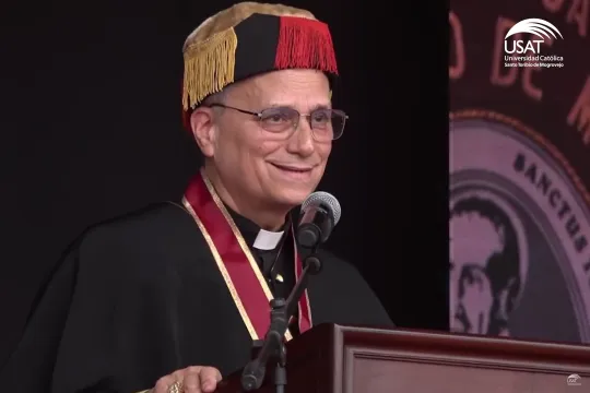 Skjermbilde av kardinal Robert Prevost som holder en tale