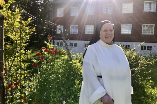 Sr. Anne-Lise Strøm i haven ute for Lunden kloster. 