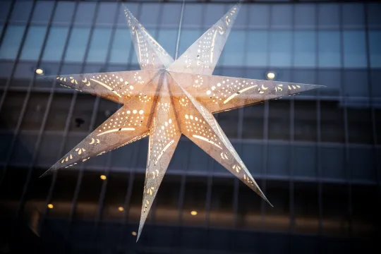 En adventsstjerne i et vindu i Oslo.