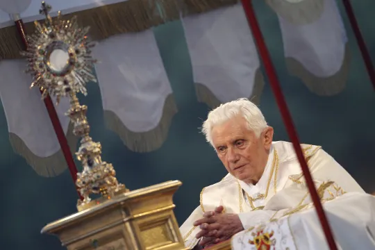 Pave Benedikt XVI ber foran en hostie i en monstrans