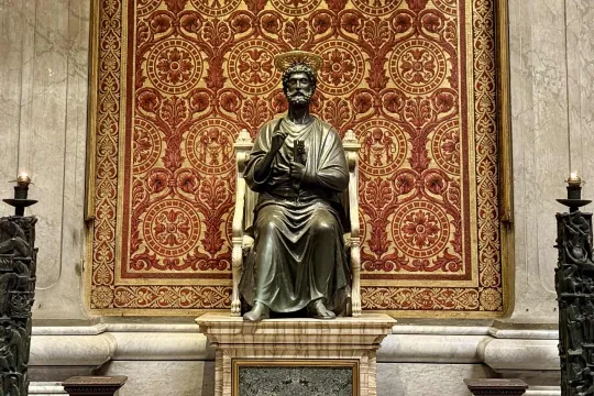Statue av apostelen Peter i Peterskirken