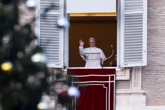 Pave Leo XIV leder angelusbønnen fra vinduet