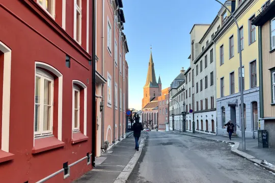 Akersveien, Oslo, tatt fra St. Olav bokhandel og sydover mot St. Olav domkirke. 