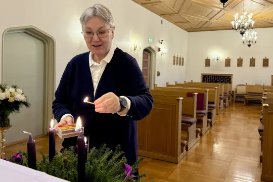 Søster Anette Moltubakk tenner adventslys i St. Josephsøstrenes kapell på Grefsen. 