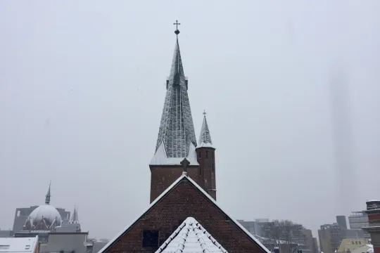St. Olav domkirkes spir/tårn sett fra Vor frue Hospitals loftvindu. 
