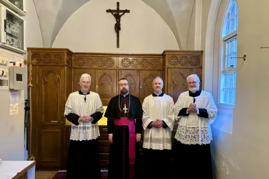 Biskop Fredrik beskikker tre akolytter i St. Jopseph kirke, Oslo. 