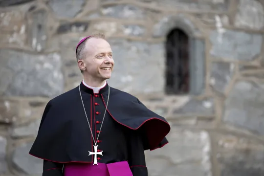 Biskop Erik Varden utenfor Erkebispegården i Trodnheim. 