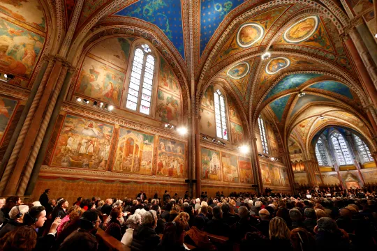 Mennesker i St. Frans-basilikaen i Assisi