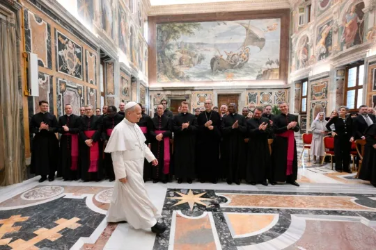 Pave Leo XIV går inn til et møte med kardinaler og andre
