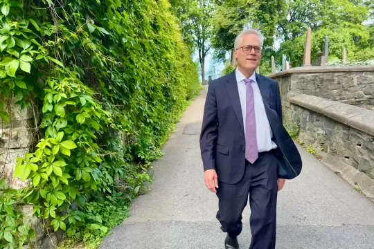 P. Øystein Lund går nedover en bakke