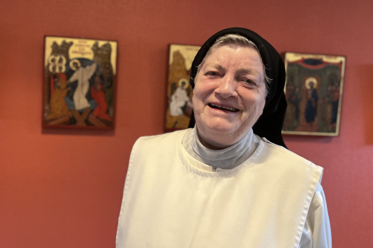 Sr. Ragnhild Bjelland smiler til kamera