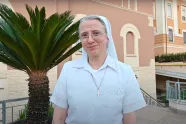 Sr. Simona Brambilla, kledd i hvit, utenfor en bygning i Roma