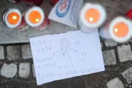 En barnetegning ligger ved statuen av avdøde pave Johannes Paul II utenfor Gemelli-sykehuset. 