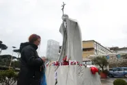 En person går forbi statuen av avdøde pave Johannes Paul II utenfor Gemelli-sykehuset i Roma, der pave Frans får behandling. 