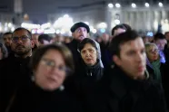 Folk ber for pave Frans på Petersplassen mandag 24. februar 2025. 